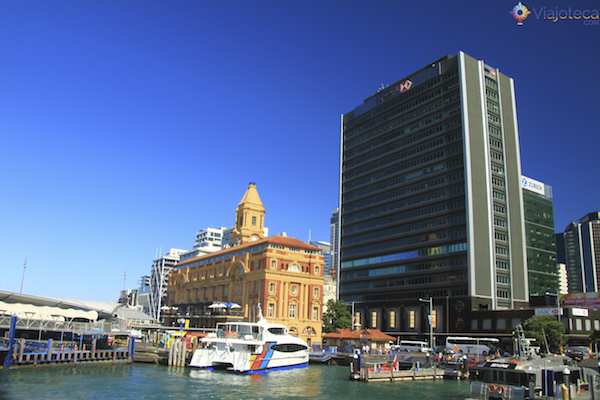 Auckland Ferry Terminal é o local de onde partem os ferries para as ilhas e bairros da cidade