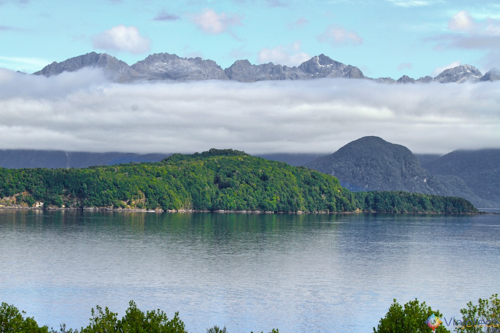 Lake Te Anau na Estrada para o Milford Sound na Nova Zelândia
