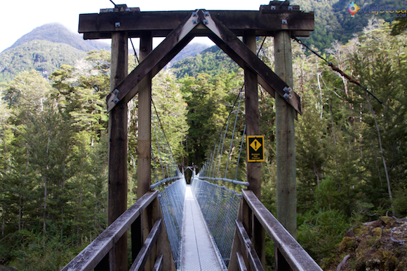 Ponte pensil para cruzar para a margem esquerda do Routeburn River