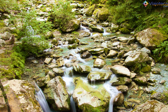Riachos no inicio da Routeburn Track