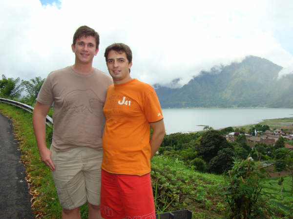 Oscar e Mauricio com Lago Vulcanico