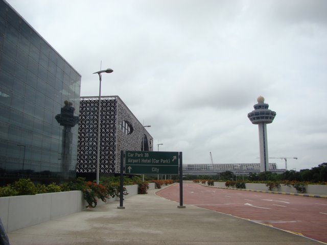 Hotel Terminal 1 ao fundo com a torre de controle